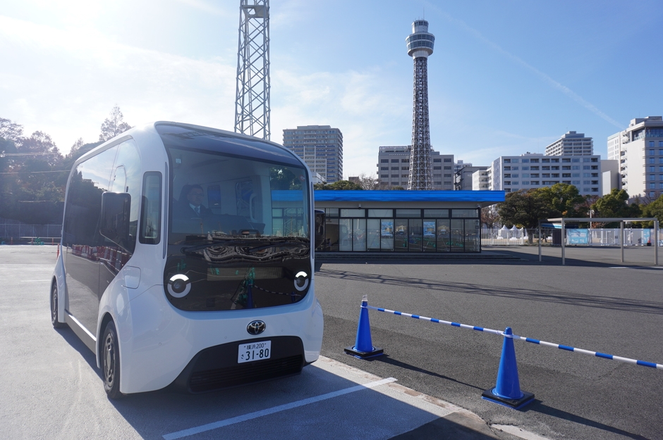 横浜・山下公園バス待合所に停車するe-Palette