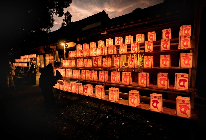 「第2回高野山麓いと楽しフォトコンテスト」最優秀賞作品『献灯』 撮影場所:光三宝荒神社(ひかりさんぽうこうじんじゃ)(橋本市)