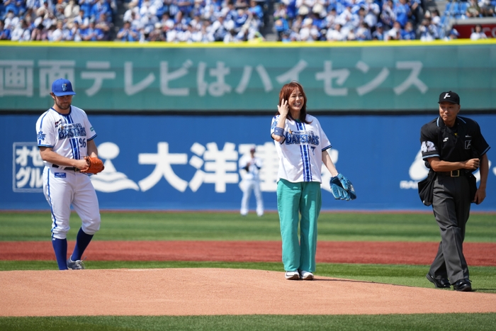 ハイセンス_相川七瀬氏始球式(4)