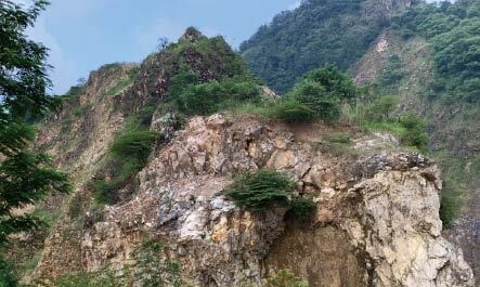 インドネシア・ジャワ島採掘場(硬質砂岩)