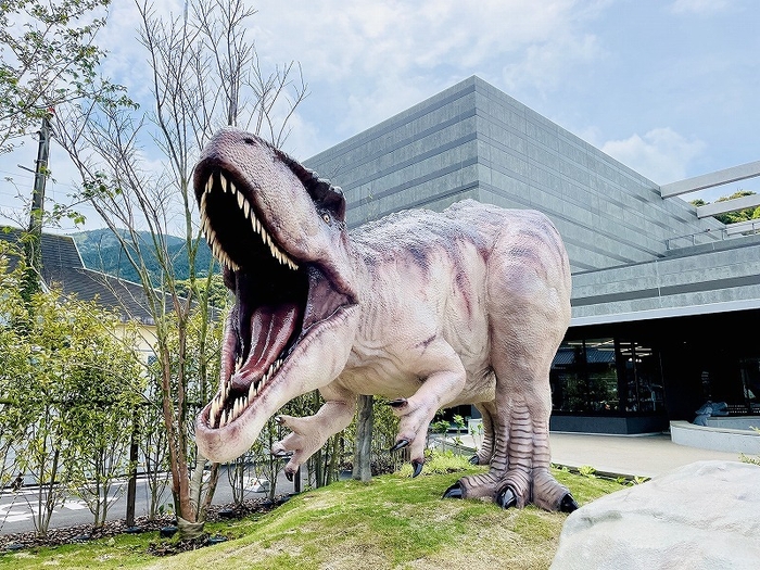 近くには巨大恐竜モニュメント!