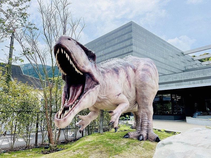 近くには巨大恐竜モニュメント！