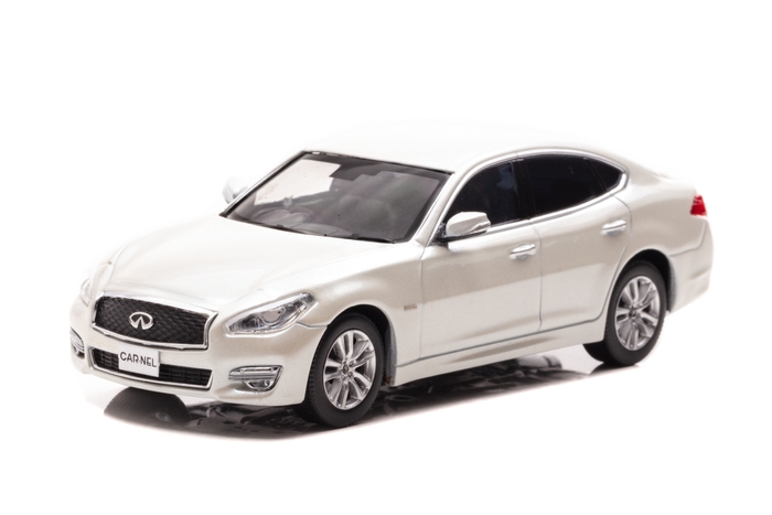左前:1/43 日産 フーガ ハイブリッド (Y51) 2015 Crystal White Pearl