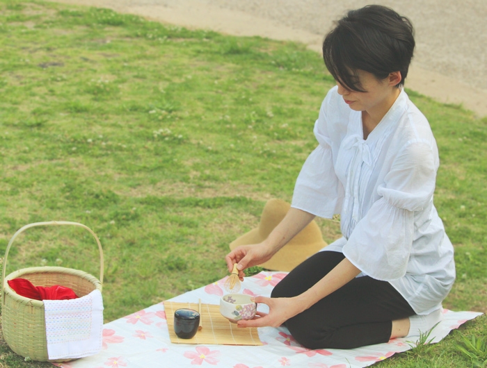 出発前にスタッフが抹茶の点て方をレクチャーします