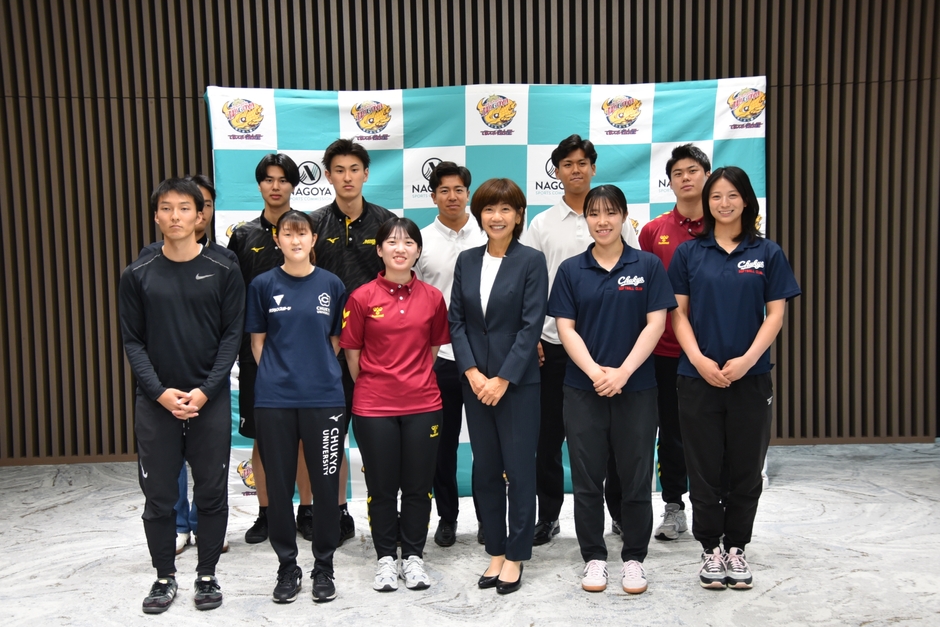 高橋尚子さんを囲んで記念撮影する学生たち