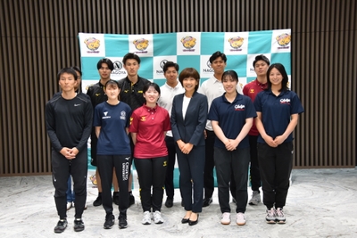 高橋尚子さんを囲んで記念撮影する学生たち