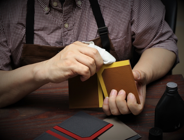 塗り・吸収・乾燥を3回繰り返す正統仕上げ作法