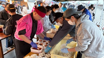 名物「はらこ飯」の調理・提供風景(1)