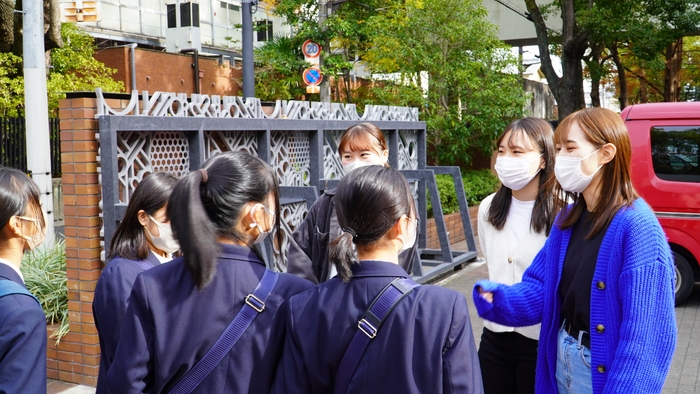 正門前までお見送り