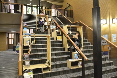 【名城大学】建築学科の谷田研究室と附属図書館が利用促進に向け新たにブックシェルフを製作し、イベントを実施