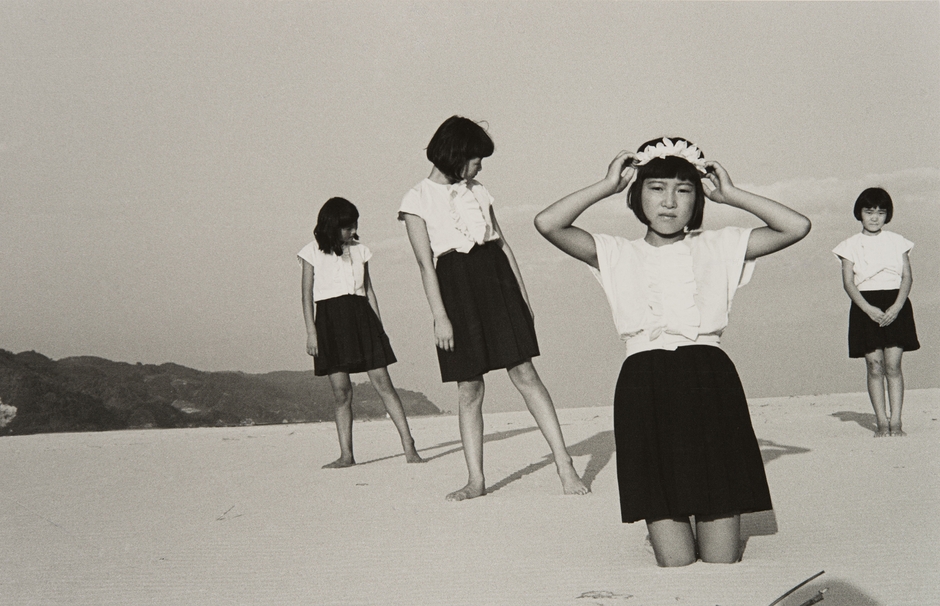 植田正治《少女たち》1945年 (C) Shoji Ueda / Shoji Ueda Office