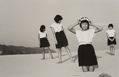 植田正治《少女たち》1945年 (C) Shoji Ueda / Shoji Ueda Office