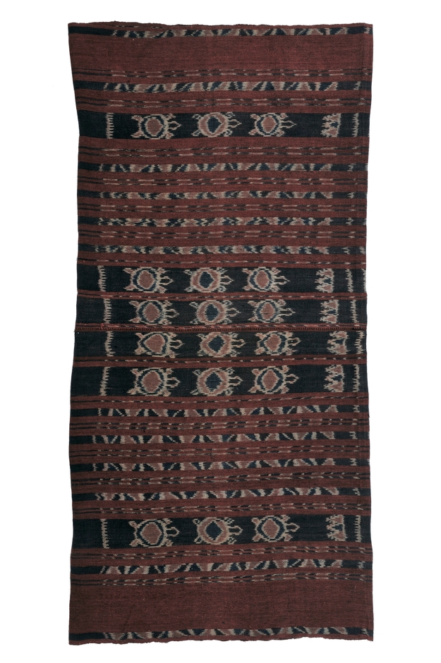 Photo.20 腰衣(晴着) アロール島北西アロール郡 1,400×708mm　木綿／絣／藍・茜　1980年頃 ＊ウミガメの文様が入っている