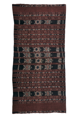 Photo.20 腰衣(晴着) アロール島北西アロール郡 1,400×708mm　木綿／絣／藍・茜　1980年頃 ＊ウミガメの文様が入っている