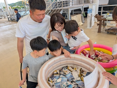 オリジナルグッズを選ぶ子供たち