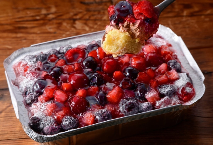 4種のベリーをふんだんに盛りつけたCASTERA BENTO