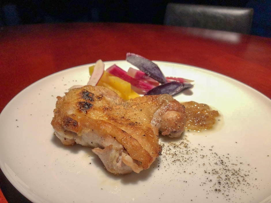 津軽鶏もも肉のロースト 白味噌のバーニャカウダソース