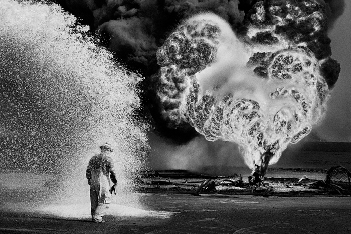 Chemical sprays protect this fire fighter against the heat of the flames.　Greater Burhan&#44; after the Gulf War. Kuwait&#44; 1991.(C) Sebastiao Salgado　