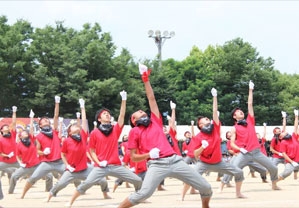 伝統の応援合戦（昨年度の様子）