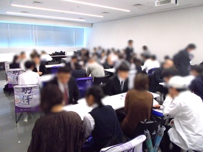 高校ごとの個別相談の様子
