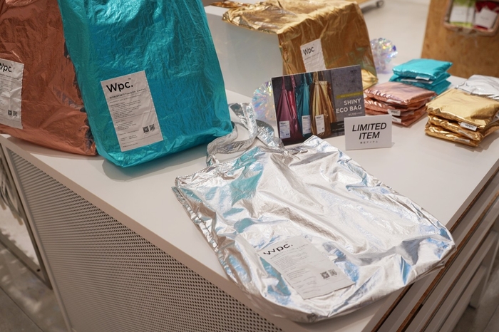 大人気のシャイニーエコバック 1日で100個近く売り上げている。 ¥1,700円+税