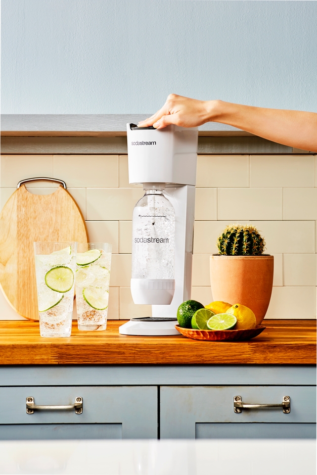 ソーダストリーム ジェネシス v2 アクアクララのお水がわずか数秒で新鮮な炭酸水に!微炭酸から強炭酸まで、自由自在に調整が可能。料理に活用したり、シーンや気分に合わせて炭酸飲料が作れます!