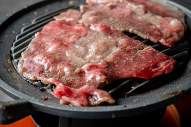 石垣島の冬を救う一皿。 特選石垣牛リブロースの焼きしゃぶを 1～2月限定1089円で提供