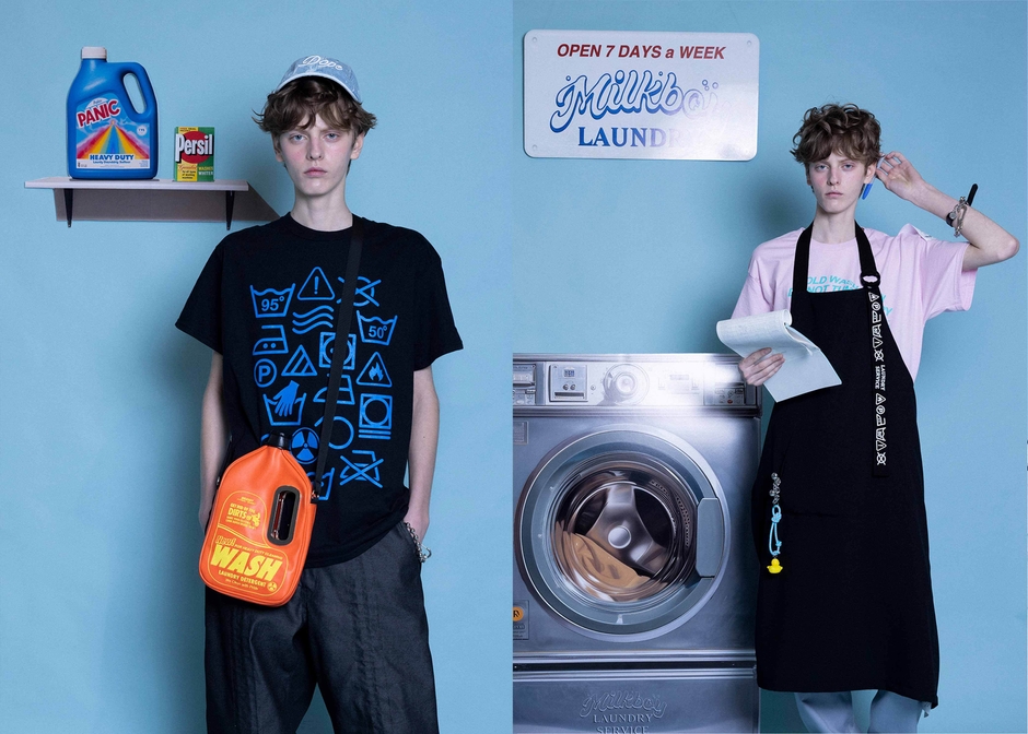 左) Tシャツ 8,250円、キャップ 9,900円、バッグ 22,550円 ／ 右) Tシャツ7,700円、エプロン 11,000円、チャーム 19,800円 (全て税込)