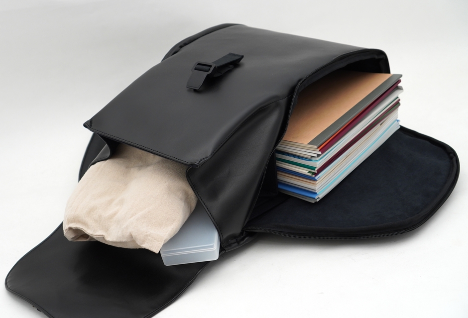 上面、側面の２箇所からアクセス