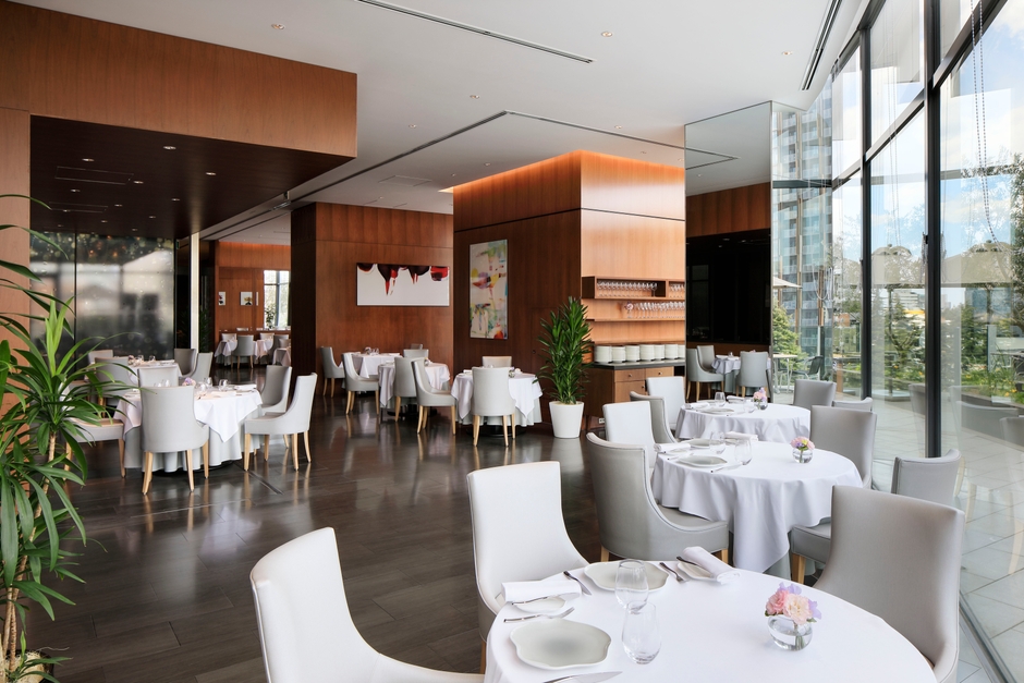 ダイニング(右側にテラス)