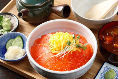 「極上国産『青森サーモンとイクラ』の親子丼」1,408円