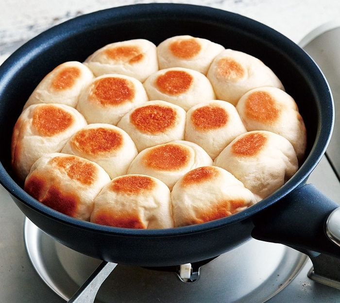 とろ火にしたフライパンで焼き上げます