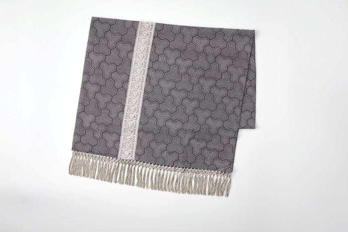 ＜東京染小紋＞　江戸小紋ショール 「毘沙門亀甲」　110,000円(現品限り)