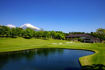 18番ホールと瀟洒なクラブハウス