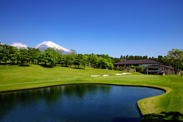 18番ホールと瀟洒なクラブハウス
