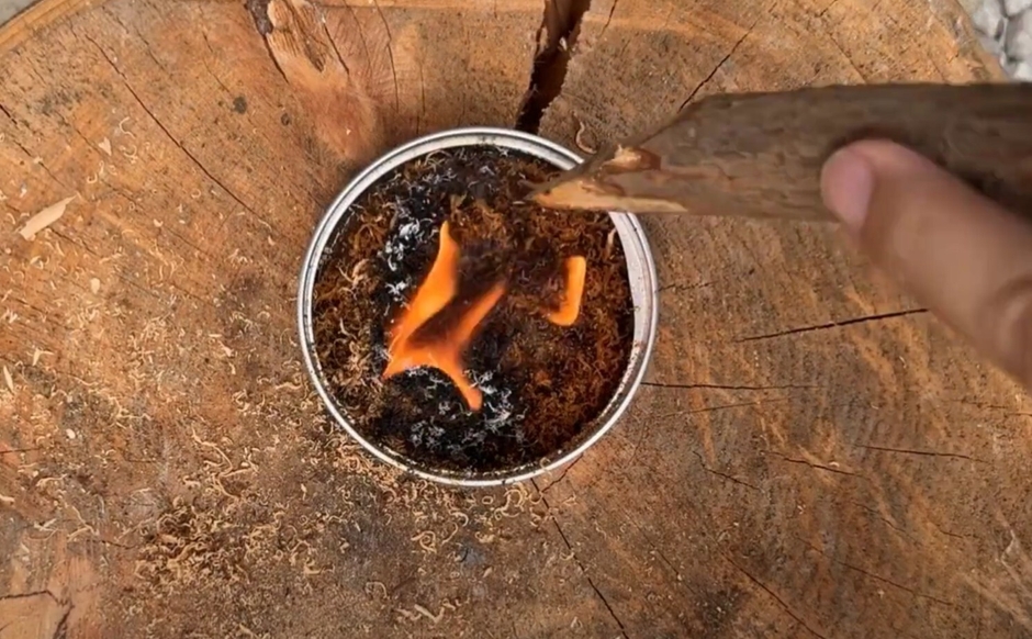 着火した火を安定させている様子