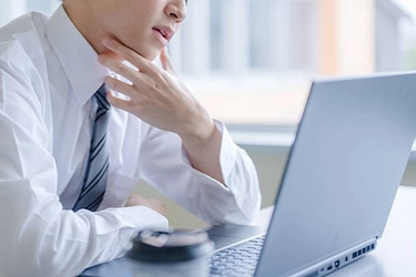 【喉に詰まった感じ】風邪ではない違和感の原因は胃？専門医が解説