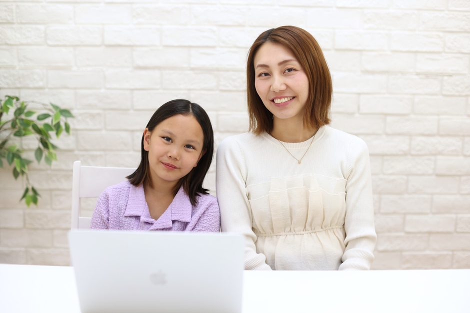 QQEnglishを利用している親子の様子