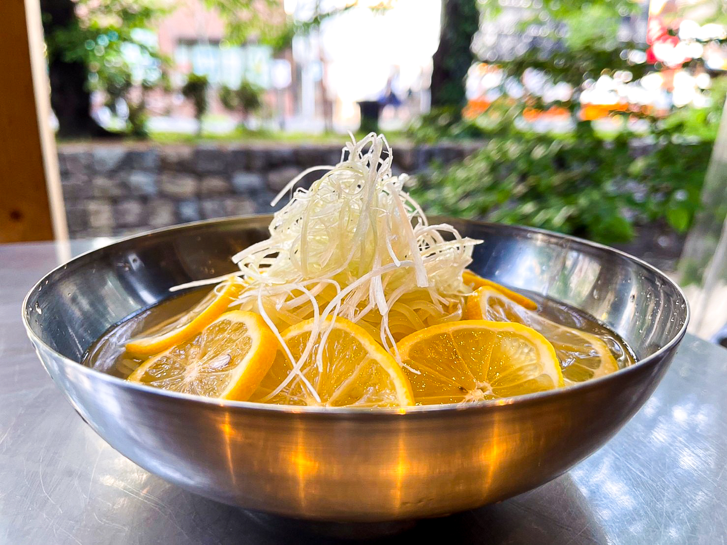 祇園麺処むらじ初監修 器に花咲く レモン冷麺 が京都のコスパ焼肉店に登場 西木屋町 肉しん Newscast