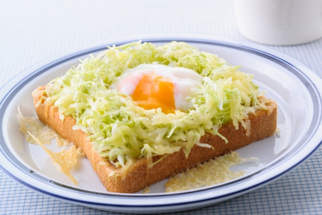「草津温泉卵トースト」 コンビニでも買える食材を組み合わせて、 野菜とたんぱく質もしっかり補給!