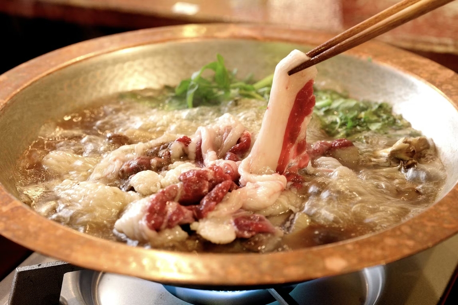 ツキノワグマと天然きのこの熊鍋