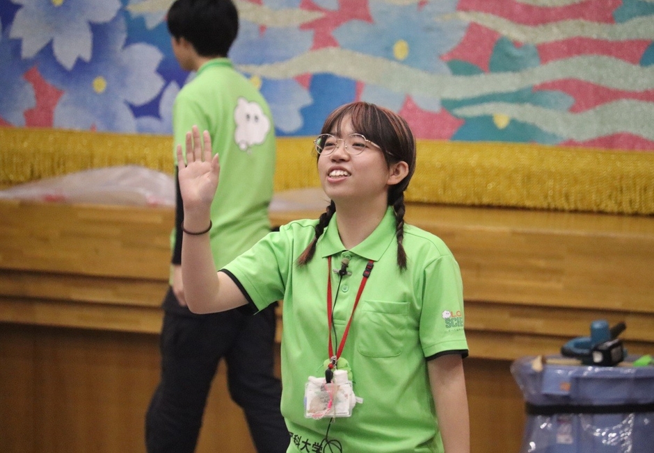 サイエンスショー(空気の力)を解説する登澤さん