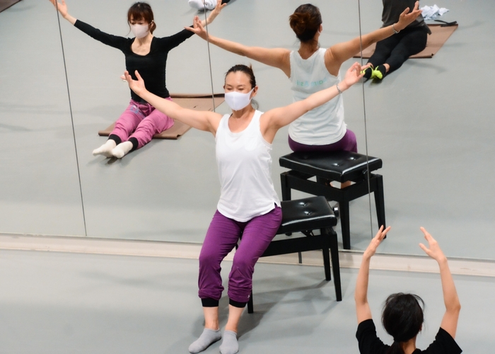 坂東先生　ストレッチ＆フロアバー