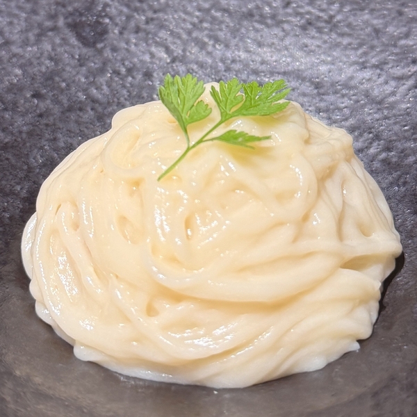 お客さまの目の前で、トリュフオイルで香り付けしたユッケの上に濃厚なポテトペーストを回しかけます。香りの奥深さをお楽しみください。