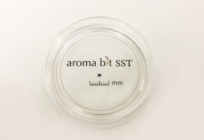 図4:「犬の鼻」と同等の約1,200素子を有する約1ミリ角のシリコンCMOS型ニオイセンサー素子の写真