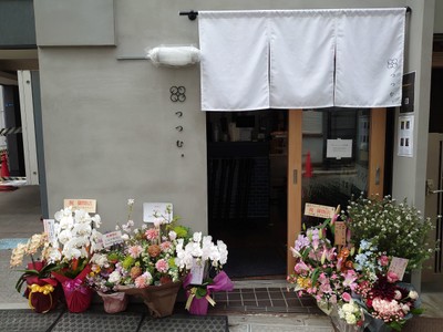 つつむ店頭　お花あり