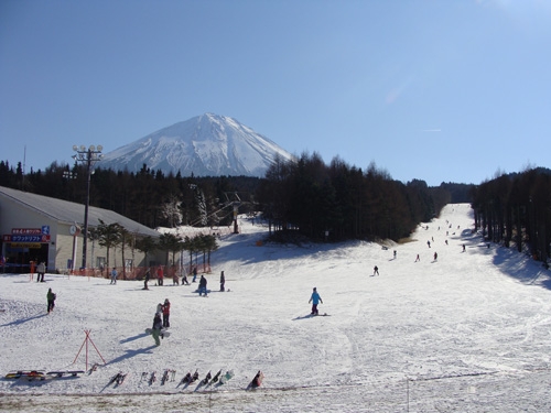 山梨県 富士山ろく ふじてんスノーリゾート 11年1月1日お正月イベント 初笑いお年玉 開催 リフト券割引 餅つき大会 おしるこサービスも Newscast