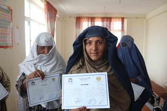 識字クラスの修了証書を受け取る女性（アフガニスタン）