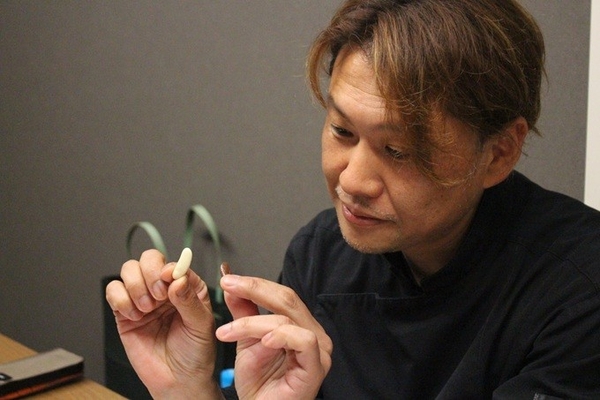 『チョコ柿を見比べる田中 氏』