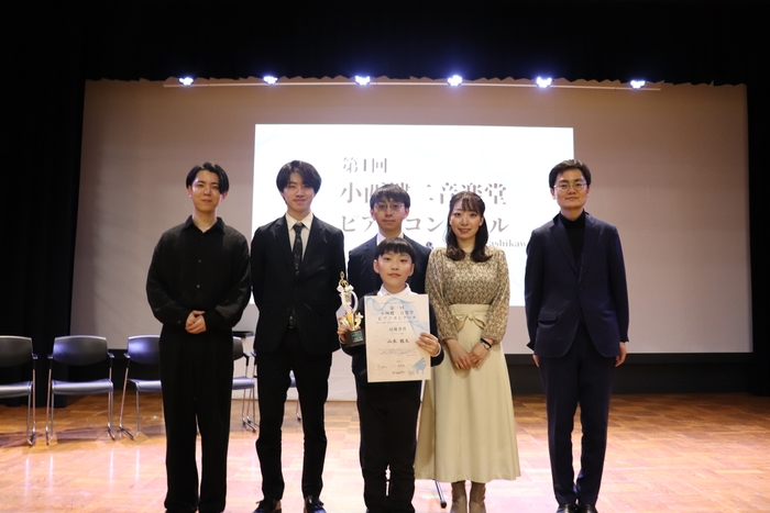 アマチュア部門最優秀賞 山本さん(中央)と審査員